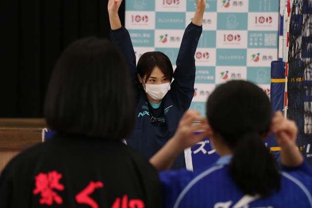燕市のゆめみらいスポーツ教室で指導する迫田さおりさん