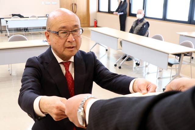 弥彦村長選の当選証書を受ける本間芳之氏