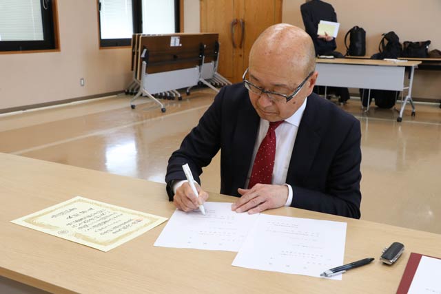 当選証書の受け取りに署名、押印