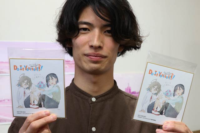 スタンプラリーでもらえる加藤けえさん描きおろしの複製ミニ色紙とスタンプラリーを中心となって担当するTREEの中川代表取締役