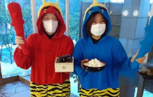 スタッフは鬼に衣装でサービス