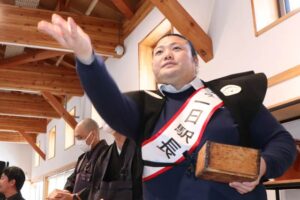 新潟出身の元幕内「豊山」が「道の駅たがみ」の節分フェアで1日駅長に