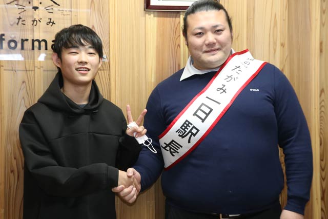 記念撮影の整理券配布にいちばん乗りした豊山ファンの笠原さん