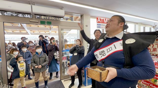 隣りのコンビニ店でも豆まき