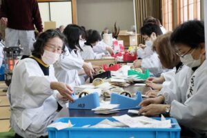 福豆の袋詰めを行う本成寺婦人会