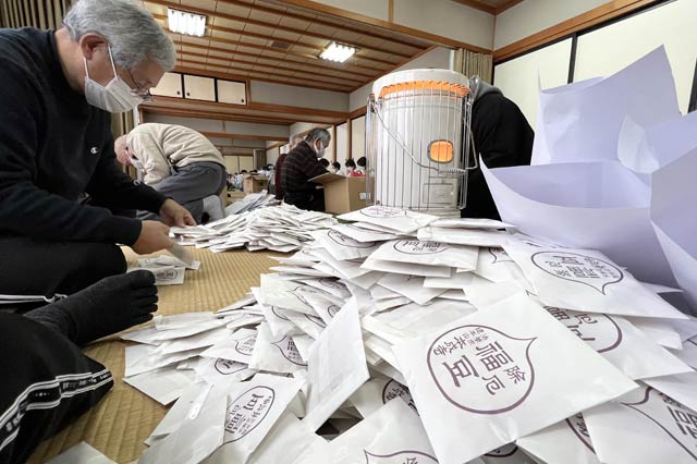 世話人の男性も手伝う