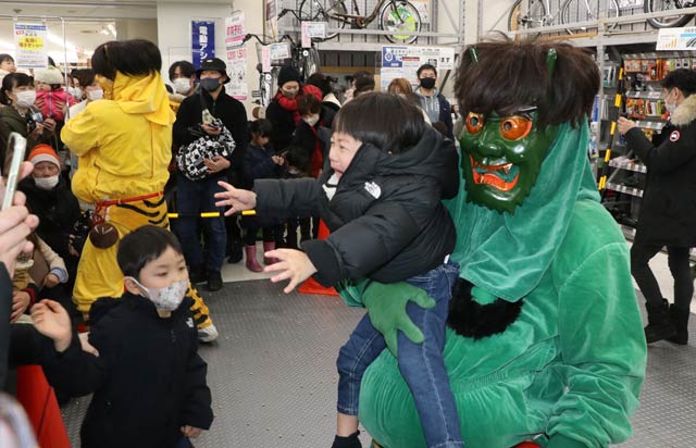 3日に本番を迎える本成寺鬼踊り奉賛会の鬼踊り（コメリパワー三条四日町店で）