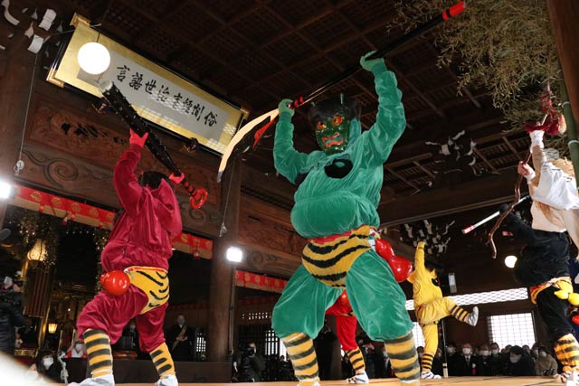 本成寺で節分大祈願会の鬼踊り