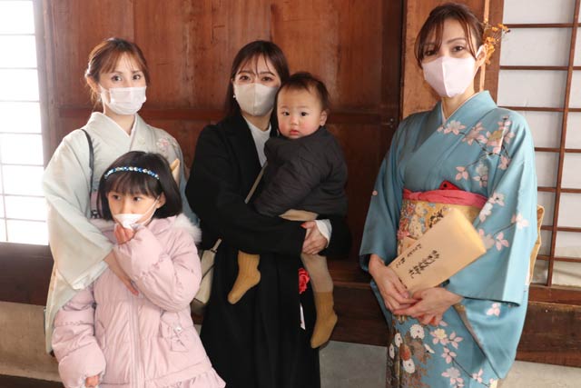 子どもの健やかな成長を願って和服で訪れた人も