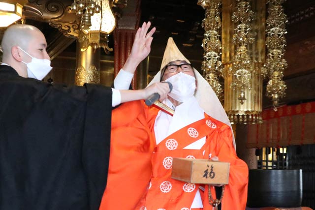 豆まきの第一声を放つ鈴木執事長