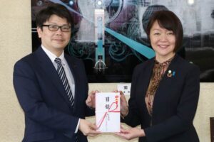 リオン・ドールコーポレーションの金子清専務執行役員営業部管掌(左)と藤田加茂市長