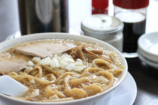 資料画像：杭州飯店の背脂ラーメンとテーブルにコショウ