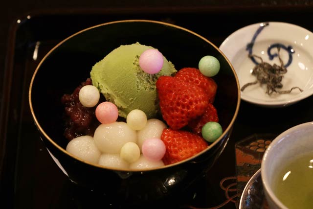 期間中は「白玉クリームあんみつ」においりのトッピングで彩り