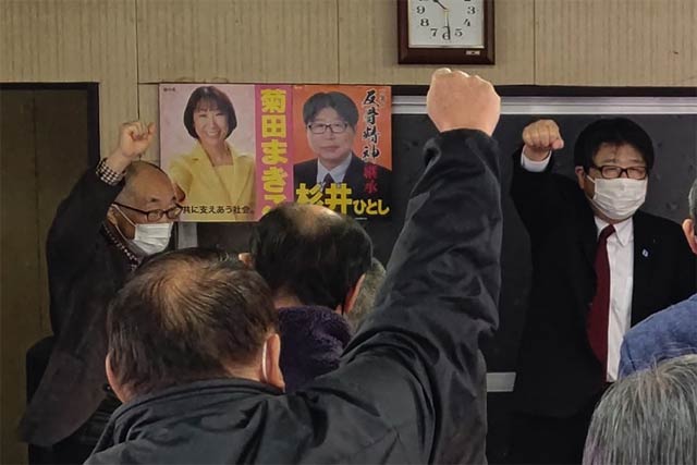団結を呼びかける佐藤春男後援会長(左)