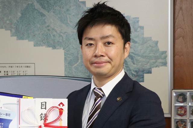 13日に寄付を受けたときの滝沢市長