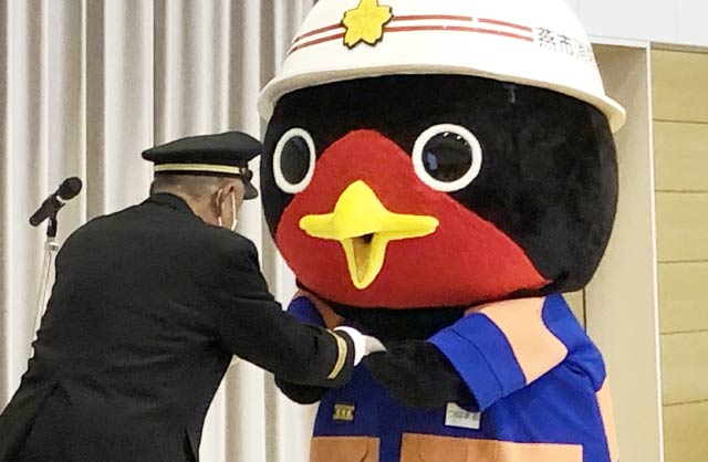 山崎消防団長から「つばまる」に広報隊鳥の辞令を交付