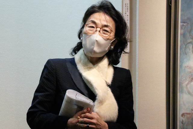 開場式であいさつする洞谷亜里佐さん