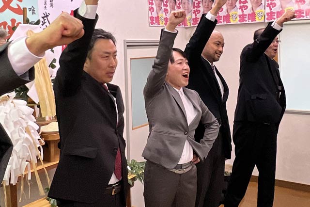 柴山惟氏の事務所開きでガンバローコール