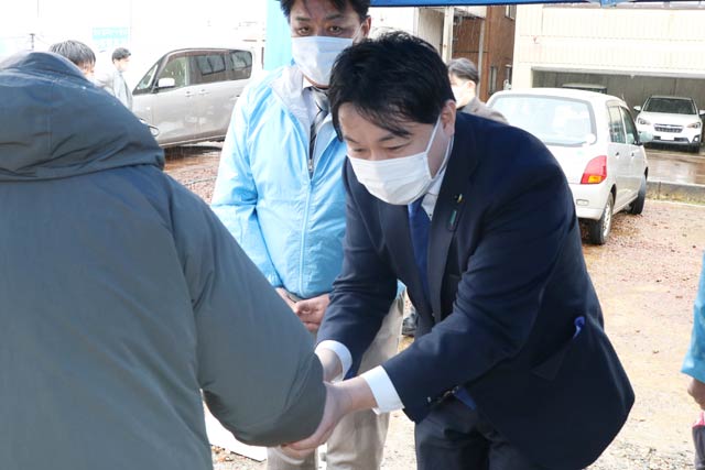 支持者を送る河原井氏