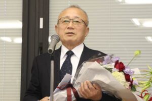 退任のあいさつを行う小林村長