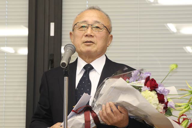 退任のあいさつを行う小林村長