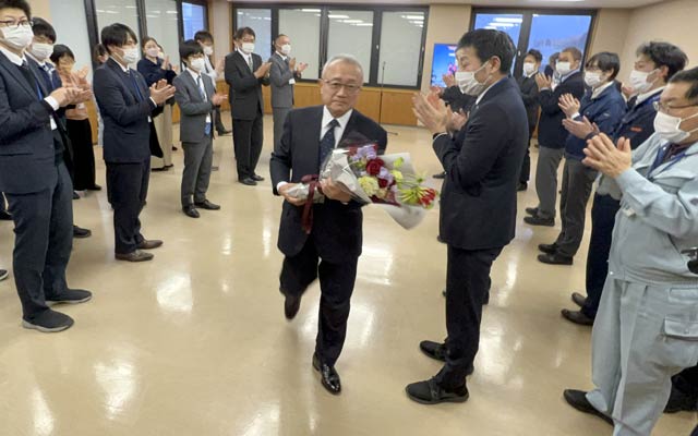退任式を終わって退場