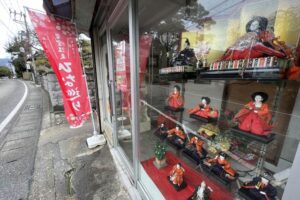 岩室温泉街を彩るショーウインドーを飾るひな人形