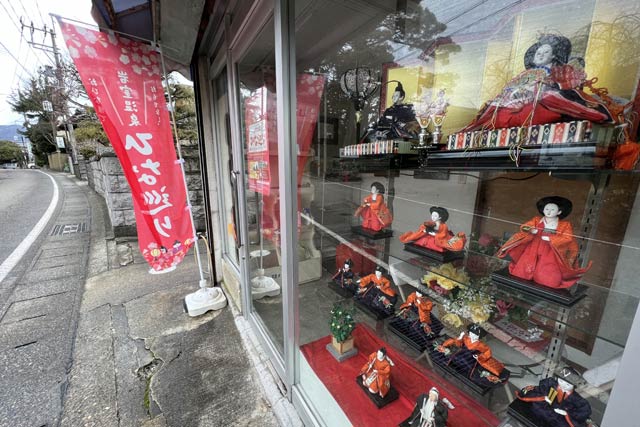 岩室温泉街を彩るショーウインドーを飾るひな人形