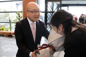 本間新弥彦村長が初登庁 まずは子育て支援と村民融和から