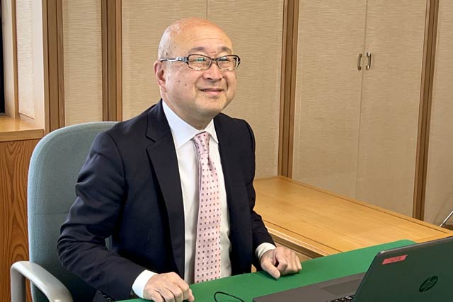 村長室でいすに座る本間村長