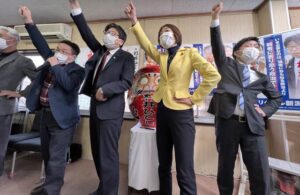 右から滝沢三条市長、菊田衆院議員、杉井氏