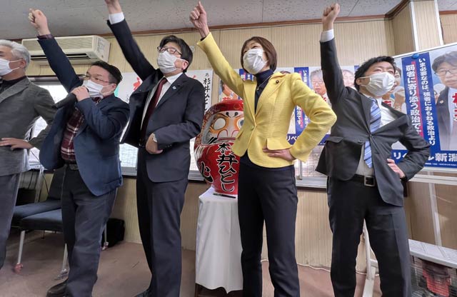 右から滝沢三条市長、菊田衆院議員、杉井氏