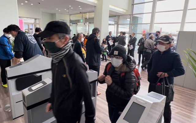 開館を待って続々と入館する市民