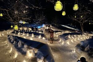 上越市の「灯の回廊」で約10万本のキャンドルで幻想的な雪景色を演出