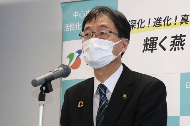 定例記者会見を行う鈴木市長