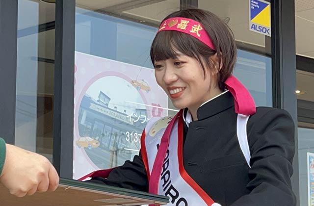 加藤駅長からひよりんさんに任命書