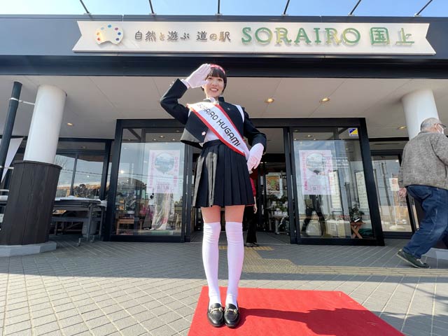 道の駅 SORAIRO 国上前でポーズ