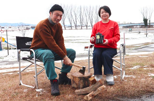 マッチングデイキャンプをPRするSWAMPさん(左)と五十嵐館長