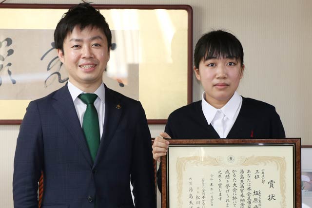 滝沢市長と塩原愛椛さん