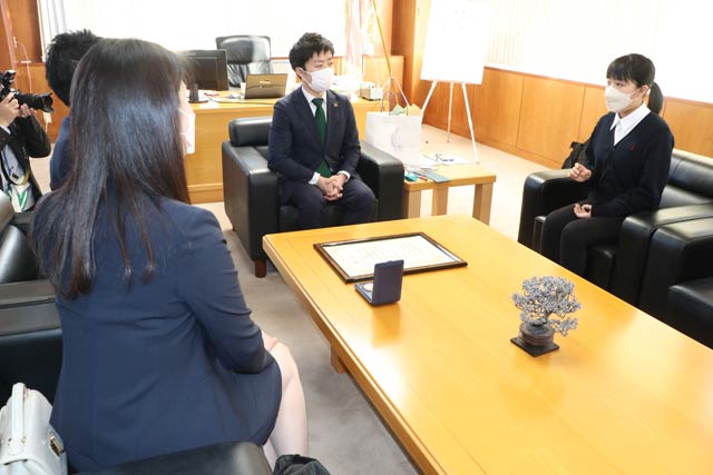 滝沢市長に成績を報告