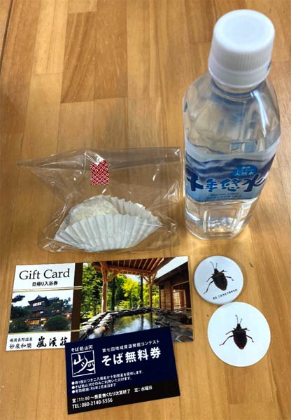 千年悠水などの副賞、カメムシをデザインした「きもステッカー、きもバッジ」