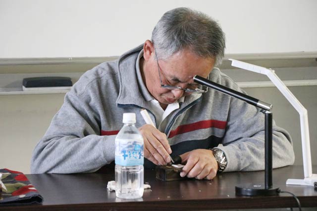 製作実演する大竹健司さん
