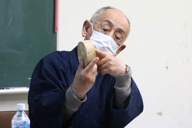特別講義を行う大竹日出夫さん