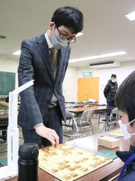 指導対局する千葉幸生七段