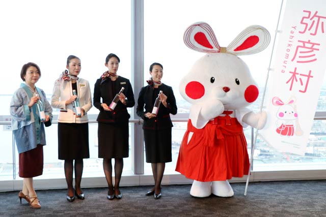 お披露目会には弥彦観光PRキャラクターのミコぴょんも参加
