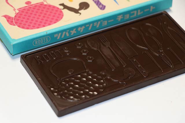 パッケージデザインと同様にデザインされたエンボス加工は鎚起銅器の鎚目も表現するこだわり