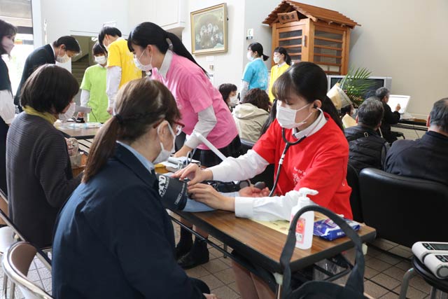 加茂暁星高校看護科が加茂市産業センターで開いている健康フェスティバル「まちの保健室」