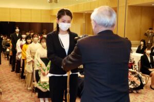 三条看護・医療・歯科衛生専門学校の卒業式で卒業証書授与