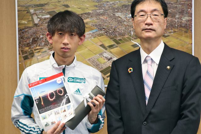 ことし3月に鈴木市長を訪問した岸本さん