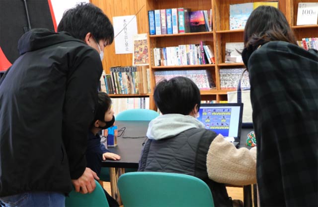 スタッフとともにほかのユーザーが作ったゲームを試す子どもたち